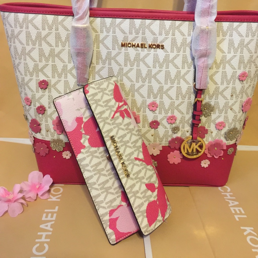 ๐SOLD๐ NEW MICHAEL KORS SET ๐ - Picture 2 of 8